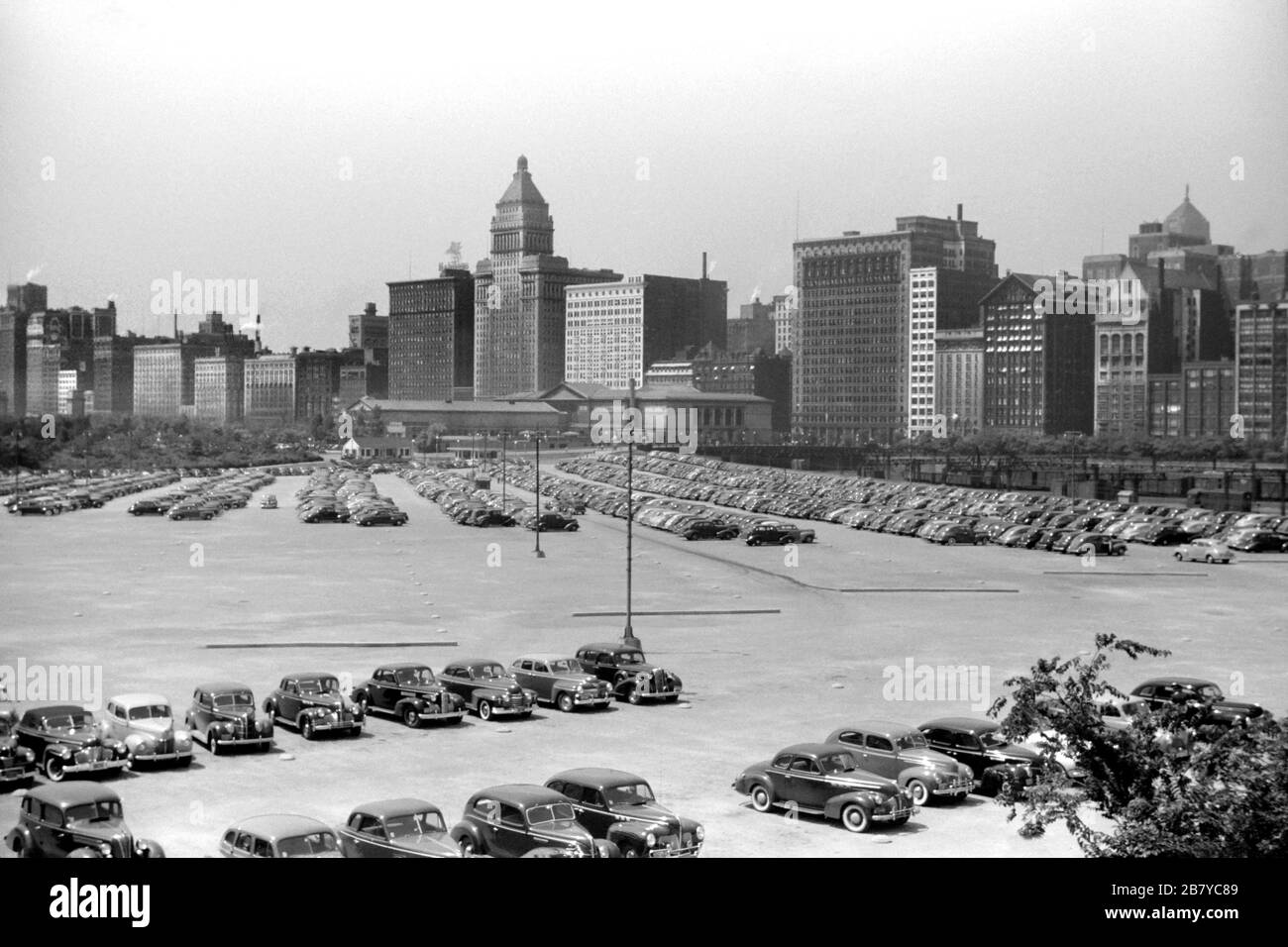Parking plein de voitures avec Cityscape en arrière-plan, Chicago, Illinois, États-Unis, John Vachon pour la U.S. Farm Security Administration, juillet 1941 Banque D'Images