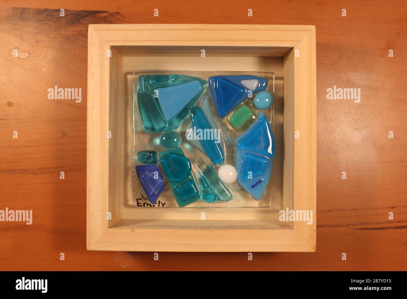 Art en verre dans le cadre de boîte en bois Banque D'Images