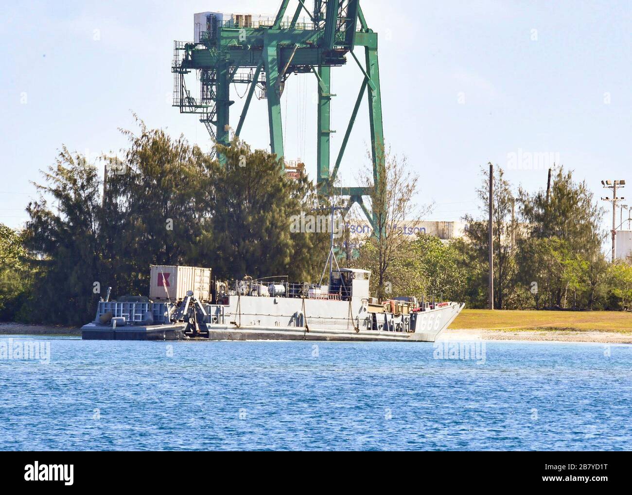 PHILIPPINES SEA (16 mars 2020) Landing Craft, utilitaire 1666 atterrit sur la plage pendant les opérations amphibies. Germantown, qui fait partie du groupe de grève expéditionnaire américain, la 31ème équipe de l'unité expéditionnaire maritime, opère dans la 7ème zone d'opérations de la flotte américaine pour améliorer l'interopérabilité avec les alliés et les partenaires et sert de force d'intervention prête pour défendre la paix et la stabilité dans la région de l'Indo-Pacifique. (ÉTATS-UNIS Photo marine par Spécialiste Communication de masse 1ère classe Toni Burton) Banque D'Images