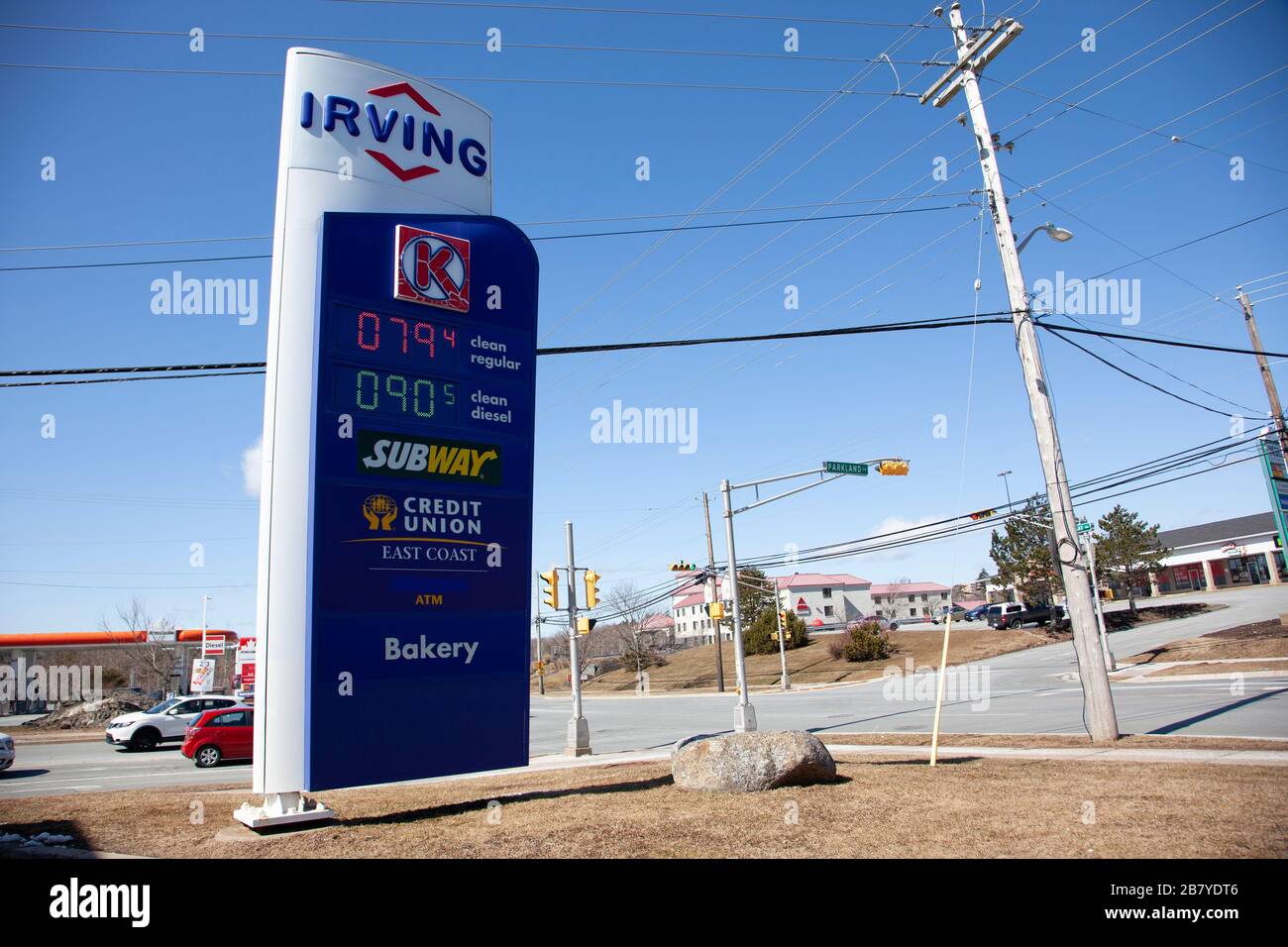 Le 18 mars 2020- Halifax (Nouvelle-Écosse) : prix bas et en baisse du gaz à Irving, au coin de Parkland et de Kearney Lake au Canada, durant la COVID Banque D'Images