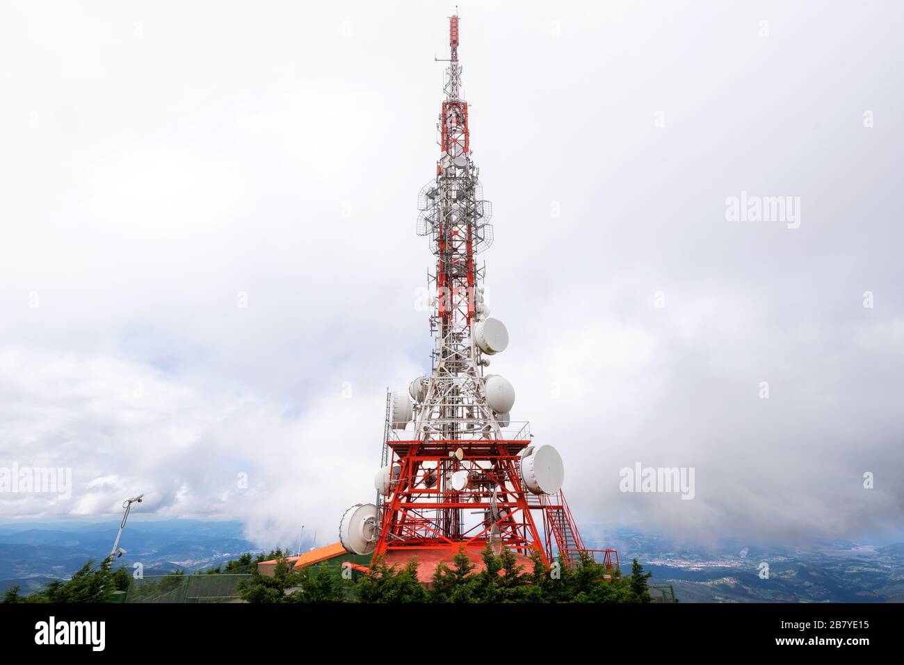 Antenne réseau satellite parabole technologie de communication . Banque D'Images