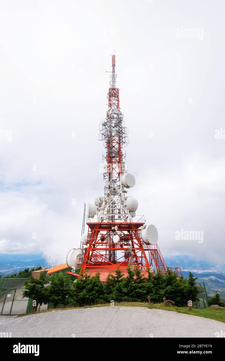 Antenne réseau satellite parabole technologie de communication . Banque D'Images