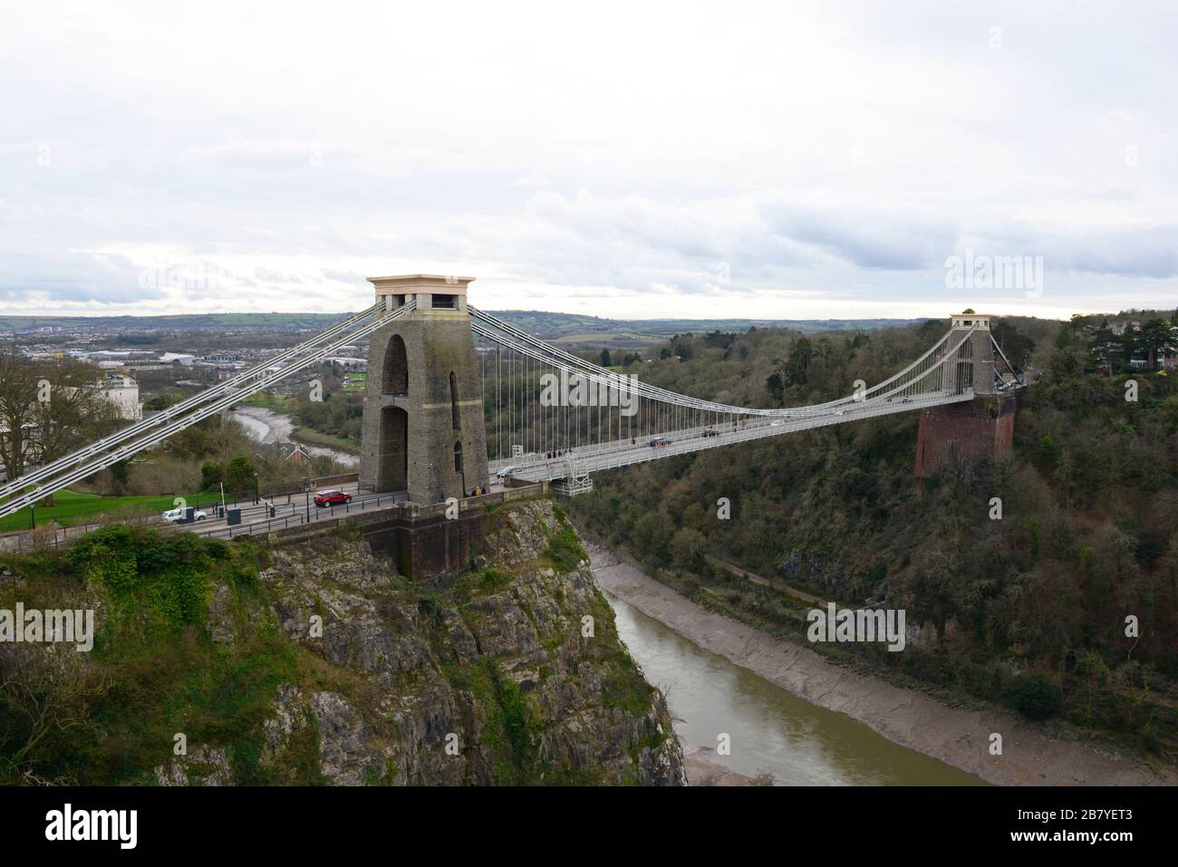 Le pont suspendu Clifton de Brunel en journée nuageux à marée basse, Clifton, Bristol, Royaume-Uni Banque D'Images
