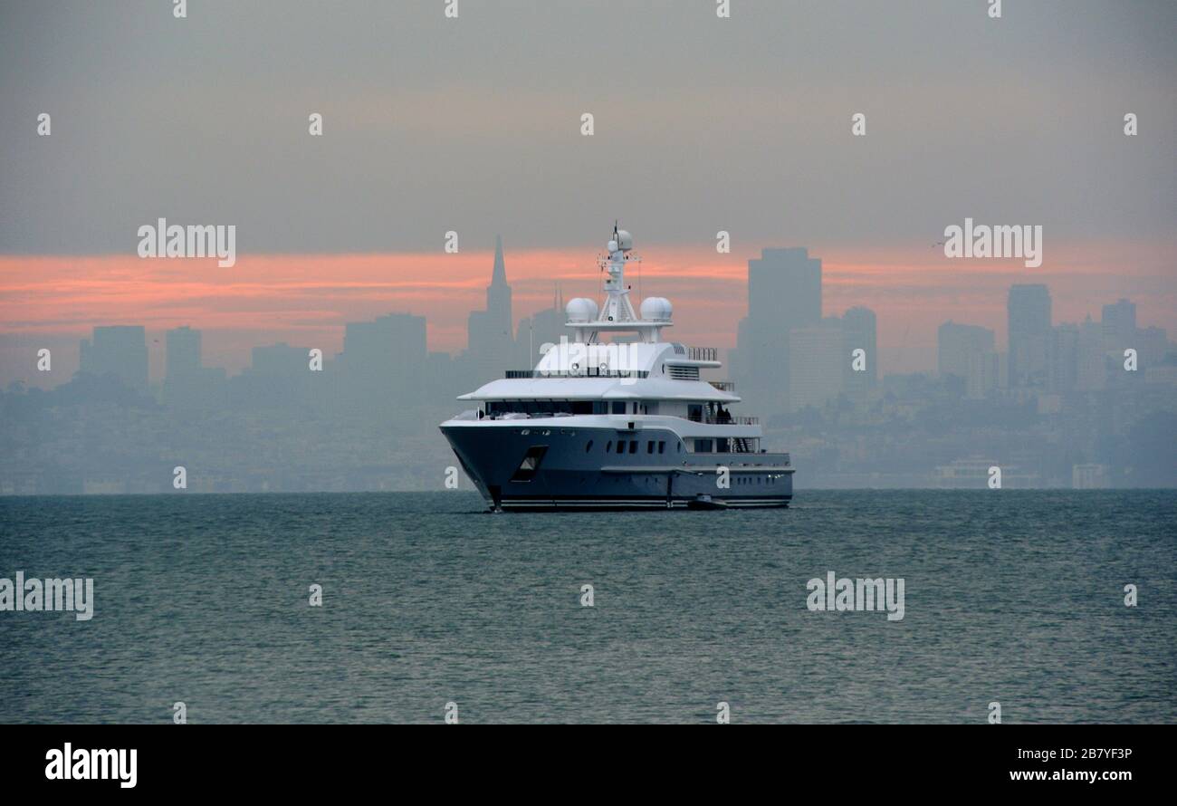 mega yacht ancré dans la baie richardson de sausalito Banque D'Images
