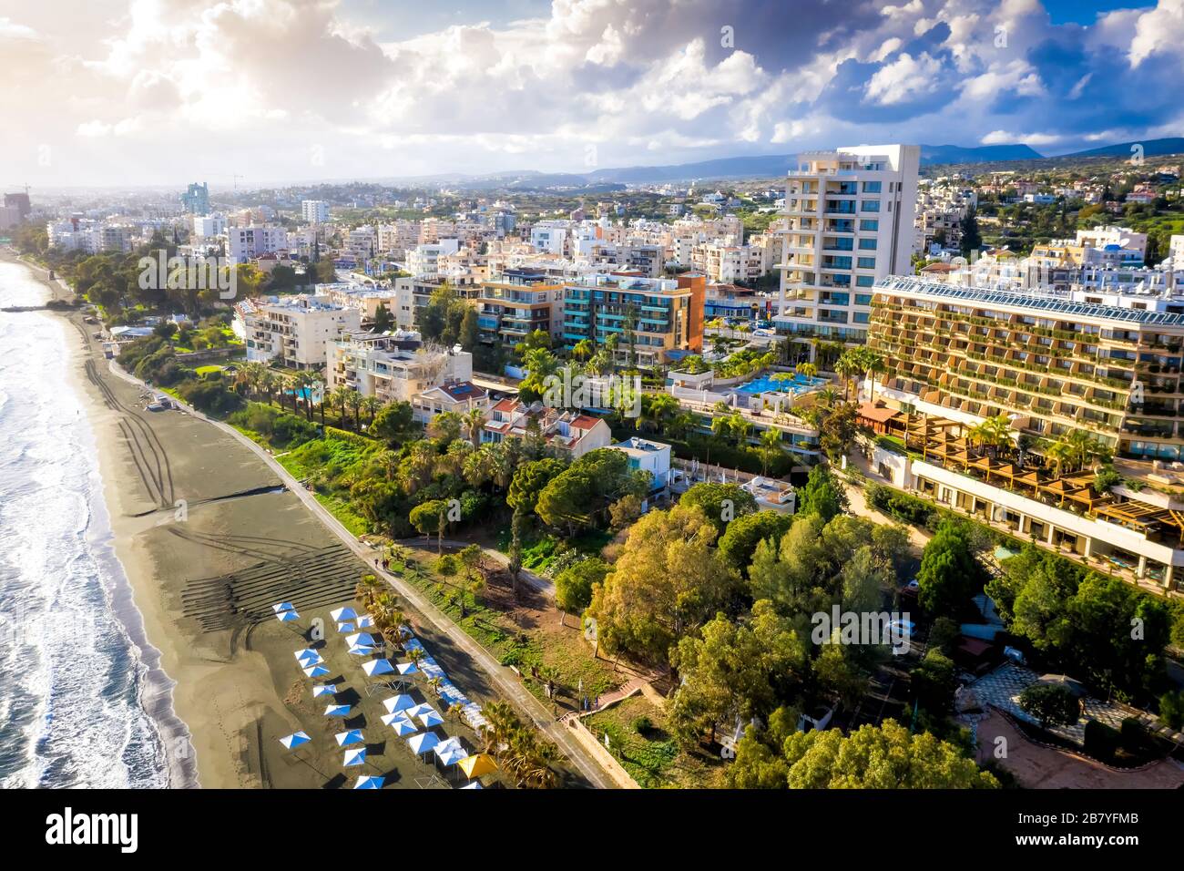 Plage de Limassol avec la rangée d'hôtels et maisons de séjour le long de la côte. Chypre Banque D'Images