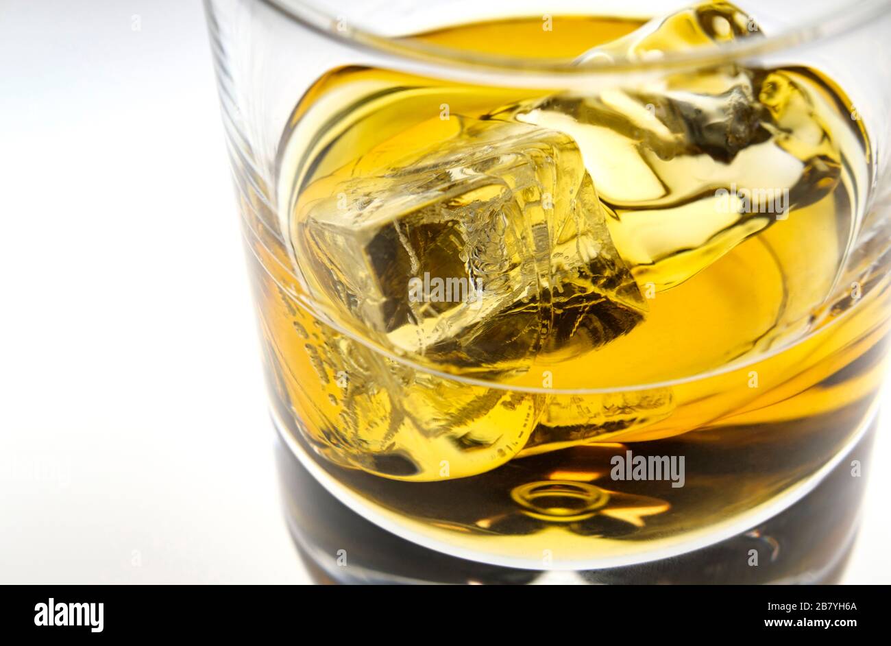 Verre de whisky avec des glaçons. Banque D'Images