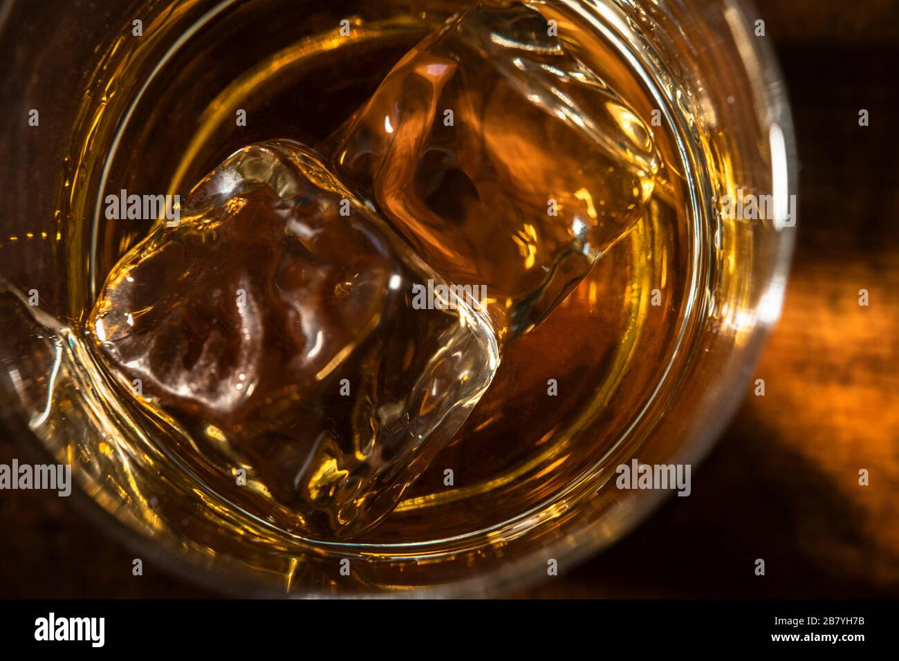 Verre de whisky avec cube de glace Banque D'Images