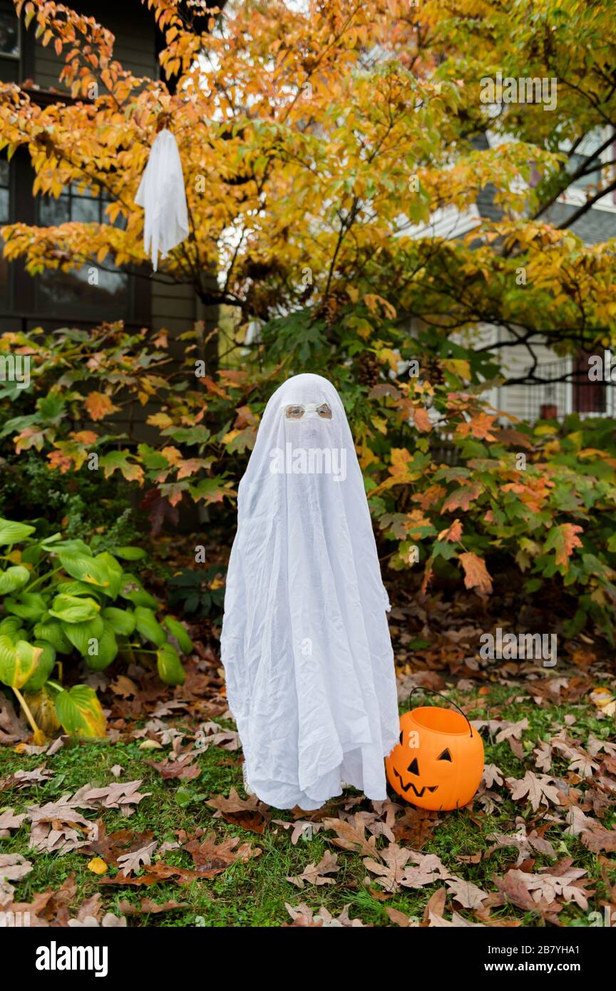 Garçon en costume fantôme pour Halloween Photo Stock - Alamy