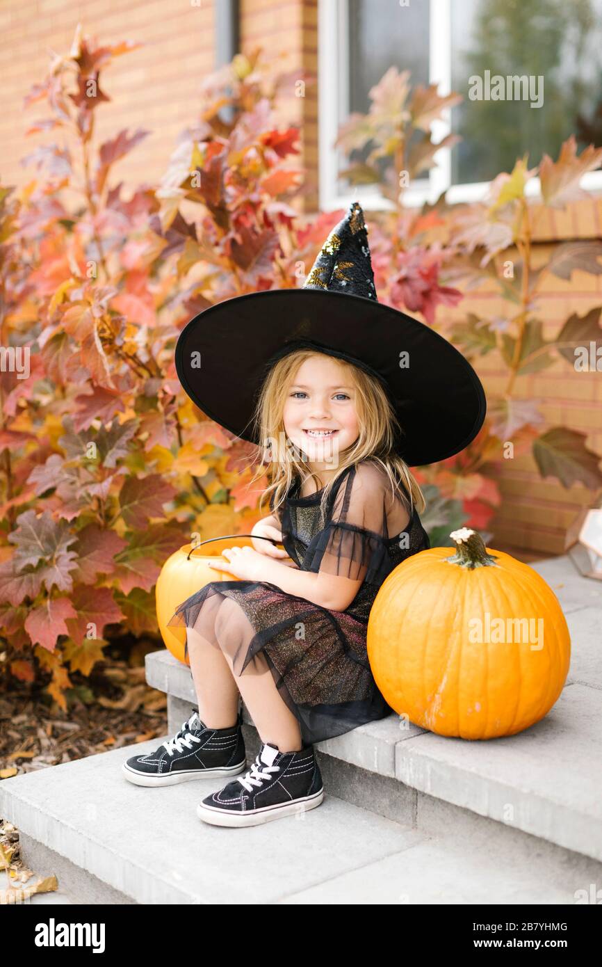 Fille en costume de sorcière pour Halloween Banque D'Images