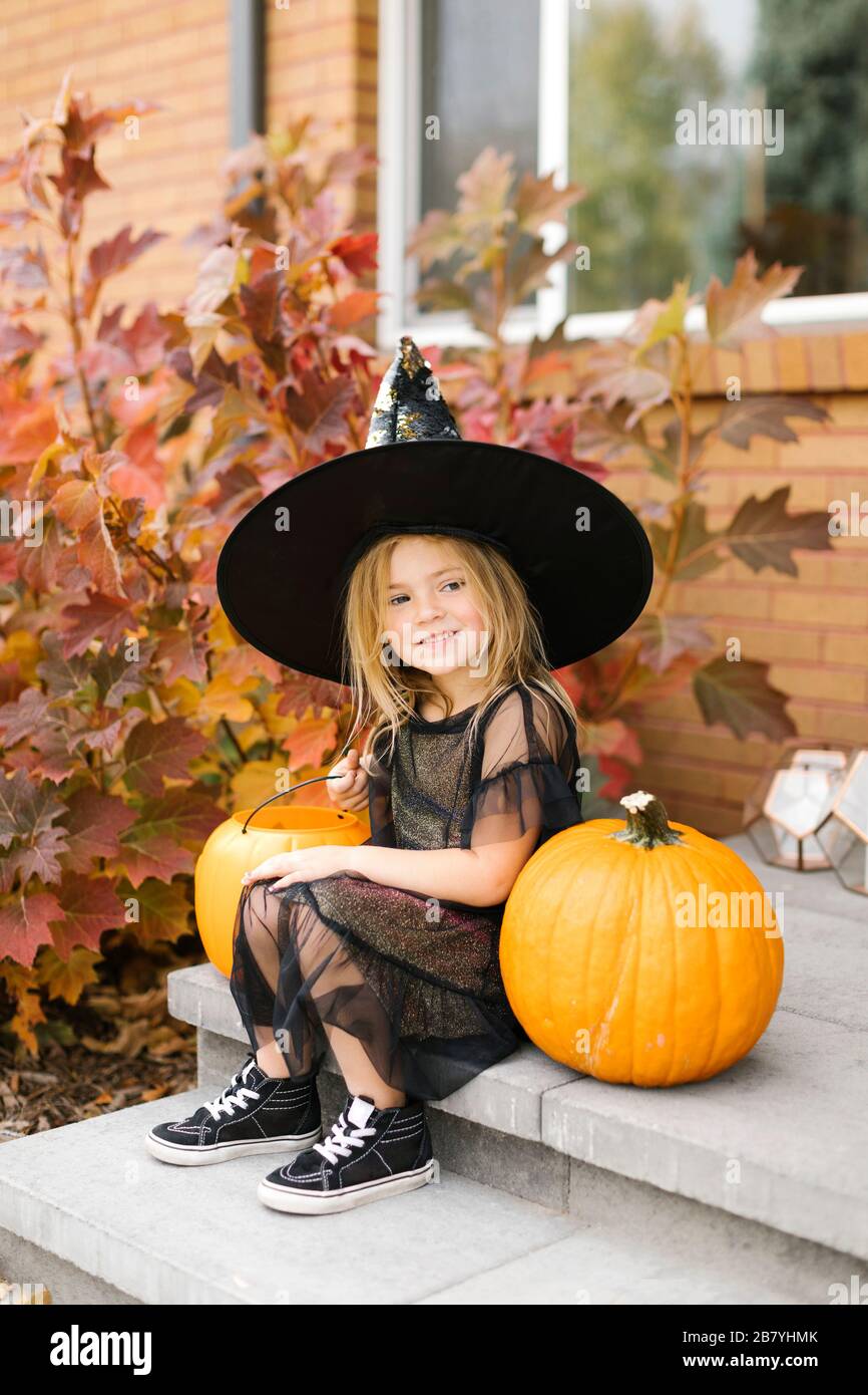 Fille en costume de sorcière pour Halloween Banque D'Images