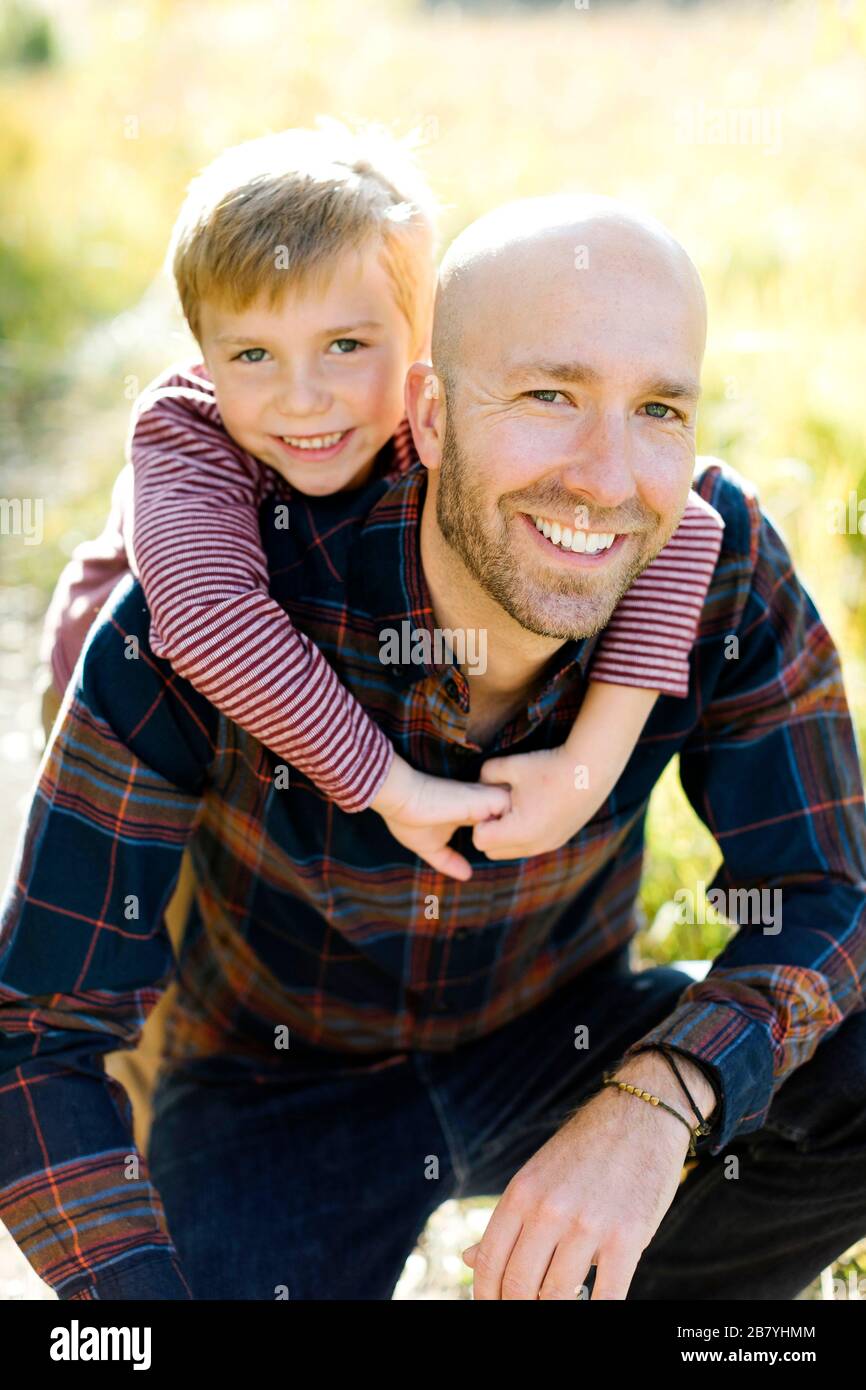Portrait of smiling père et fils Banque D'Images