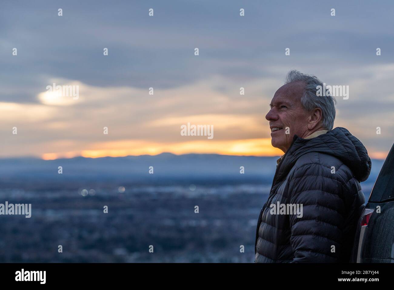 Homme senior regardant la vue pendant le coucher du soleil Banque D'Images