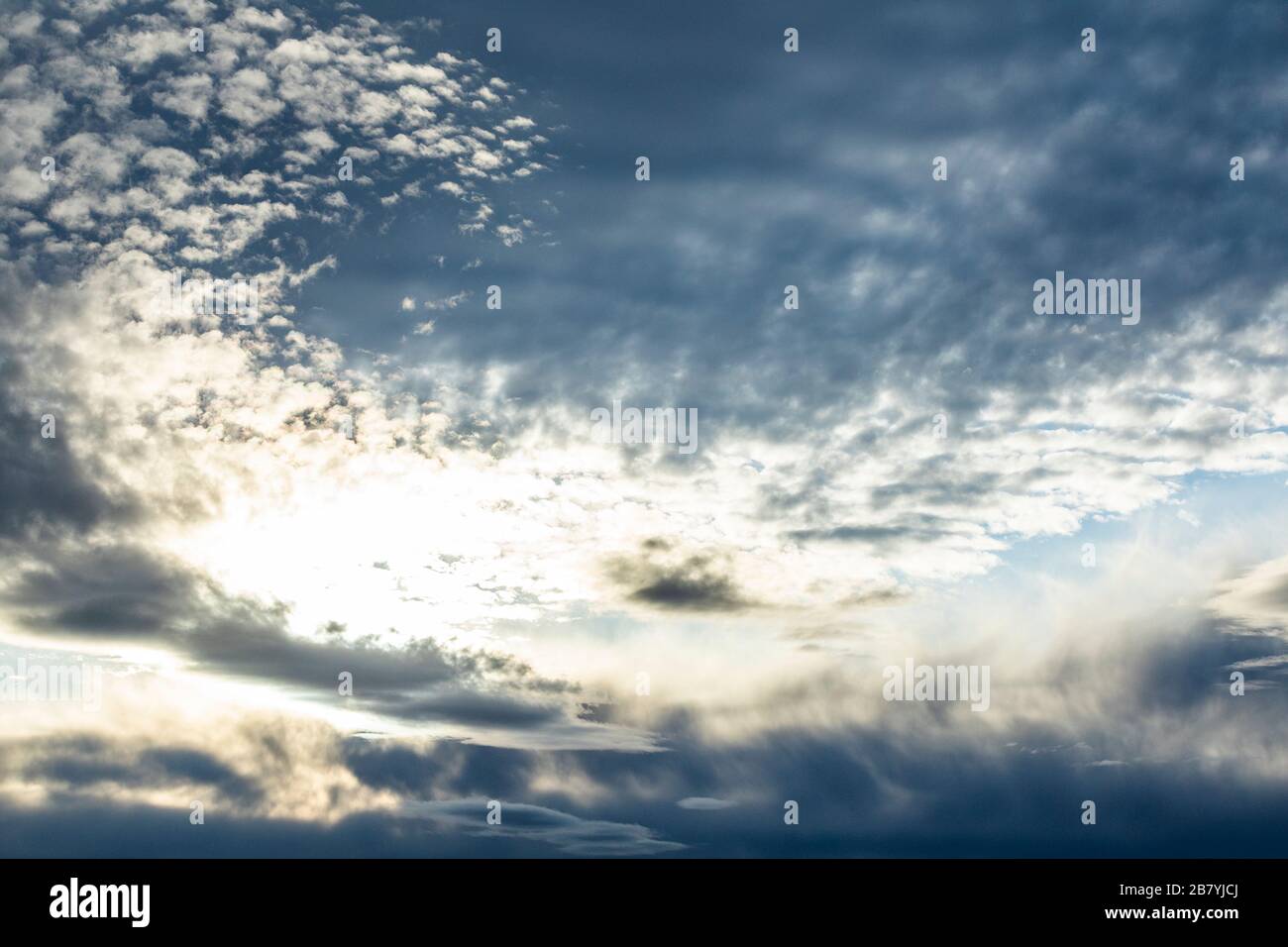 Nuages dans le ciel au coucher du soleil Banque D'Images