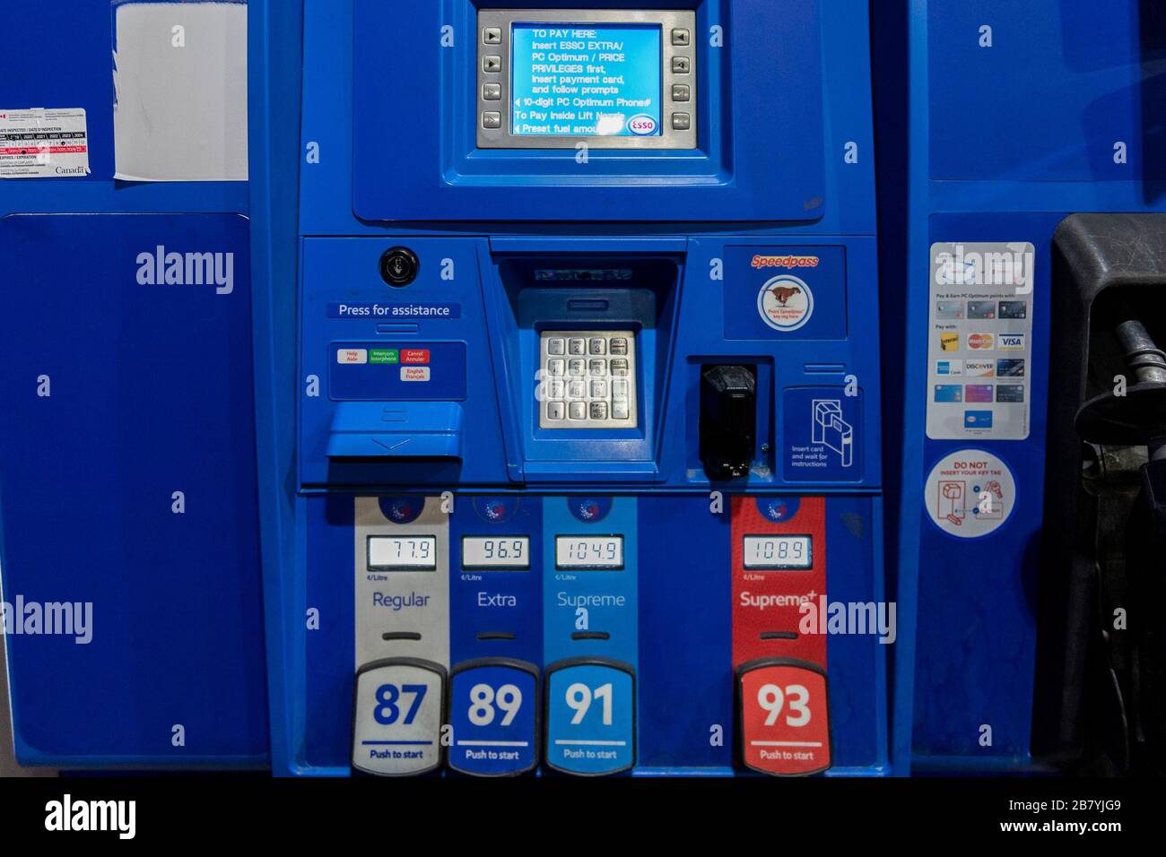 Toronto, Canada. 18 mars 2020. Le prix du gaz est de 77,9 cents le litre dans une station-service Esso située dans la banlieue nord de Toronto. Le prix du gaz a baissé en raison de l'éclosion de COVID-19. Dominic Chan/EXImages Banque D'Images