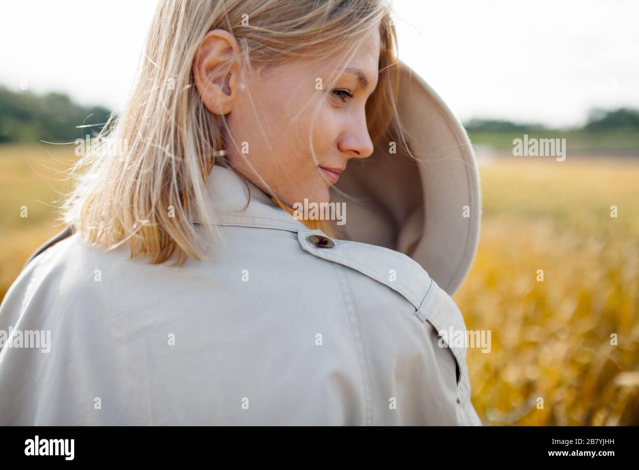 Jeune femme avec fedora dans le champ de blé Banque D'Images