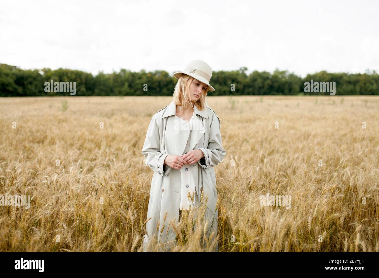 Jeune femme avec fedora dans le champ de blé Banque D'Images