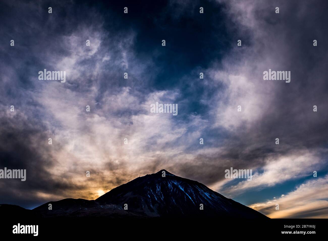 Coucher de soleil avec beau ciel et couleurs aux montagnes avec vue sur le géant El teide vulcan haut dans le parc national d'Espagne Banque D'Images