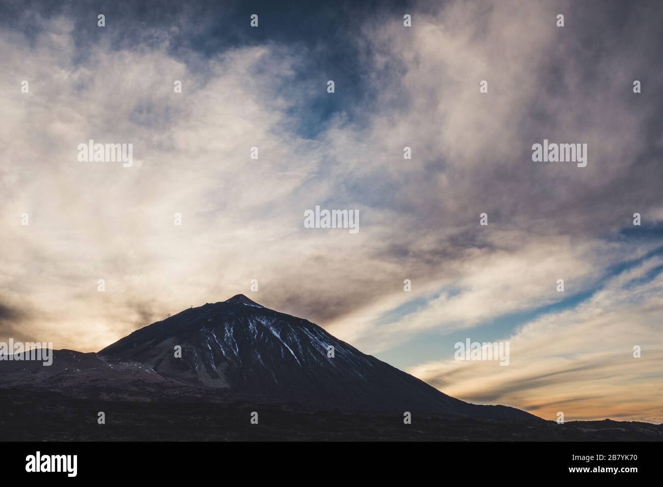 Coucher de soleil avec beau ciel et couleurs aux montagnes avec vue sur le géant El teide vulcan haut dans le parc national d'Espagne Banque D'Images