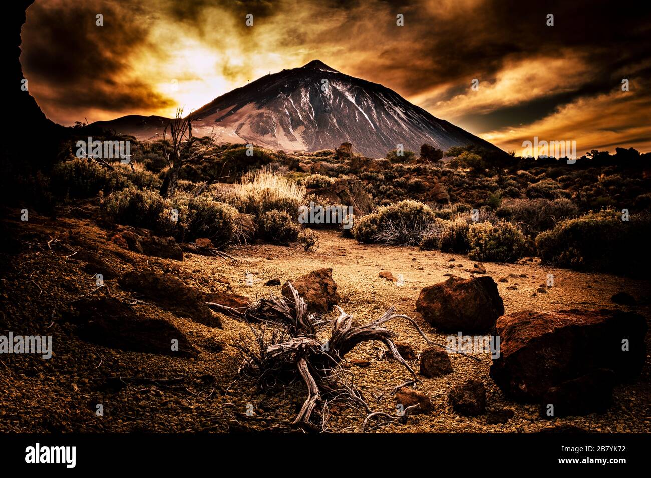 Coucher de soleil avec beau ciel et couleurs aux montagnes avec vue sur le géant El teide vulcan haut dans le parc national d'Espagne Banque D'Images