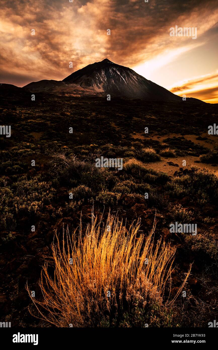 Coucher de soleil avec beau ciel et couleurs aux montagnes avec vue sur le géant El teide vulcan haut dans le parc national d'Espagne Banque D'Images