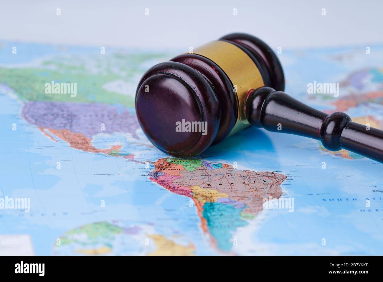 Bangkok, Thaïlande - 10 janvier 2020 États-Unis Amérique : Gavel pour avocat de juge sur la carte de globe wold. Concept de tribunal de droit et de justice. Banque D'Images