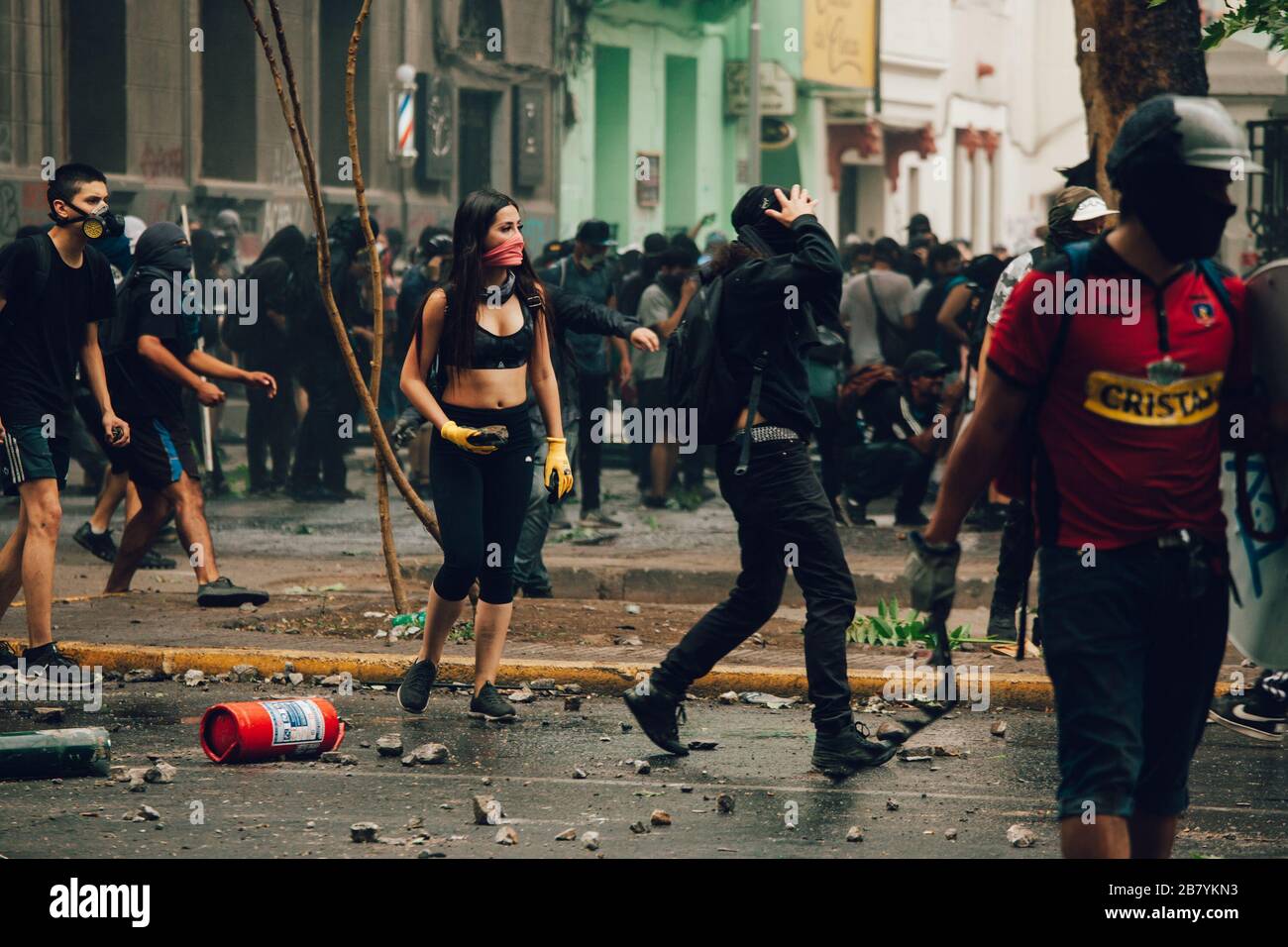 SANTIAGO, CHILI-8 NOVEMBRE 2019 - les manifestants font face à la police anti-émeute lors des manifestations contre le gouvernement de Pinera, pour la crise sociale dans le pays Banque D'Images