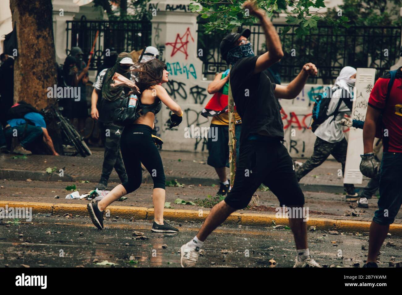 SANTIAGO, CHILI-8 NOVEMBRE 2019 - les manifestants font face à la police anti-émeute lors des manifestations contre le gouvernement de Pinera, pour la crise sociale dans le pays Banque D'Images