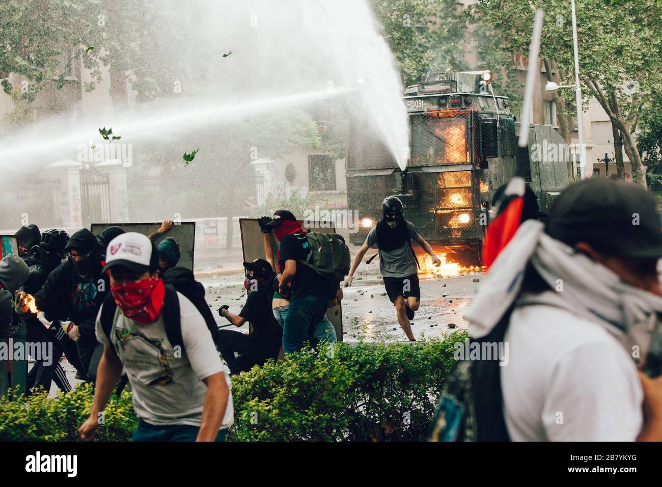 SANTIAGO, CHILI-8 NOVEMBRE 2019 - un cocktail Molotov est lancé sur un canon à eau de la police anti-émeute lors des manifestations contre le gouvernement de Sebas Banque D'Images