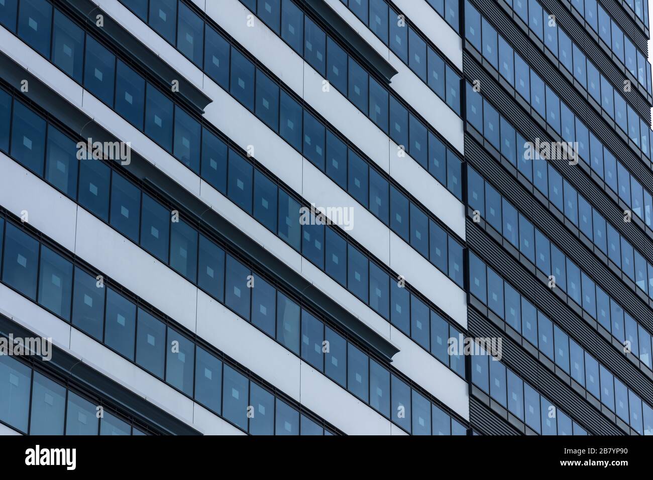 vue rapprochée de l'extérieur moderne du bâtiment de bureaux Banque D'Images