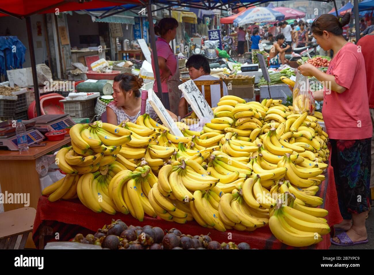 SHANGHAI, CHINE - marché de produits frais dans la banlieue de Shanghai. Banque D'Images