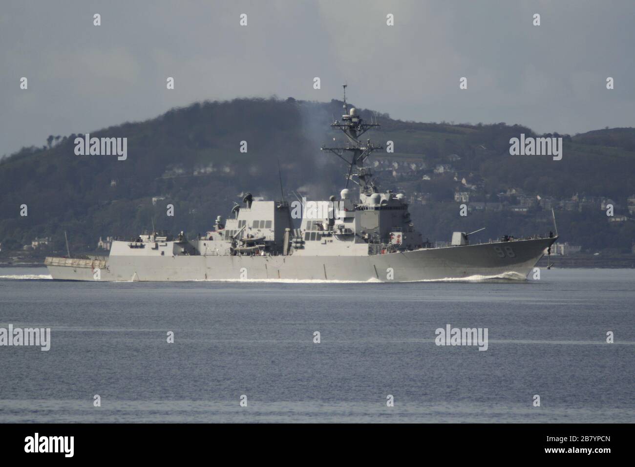 USS Forrest Sherman (DDG-98), un destroyer de classe Arleigh Burke exploité par la marine américaine, en passant par la baie de Wemyss à l'arrivée pour l'exercice joint Warrior 12-1. Banque D'Images