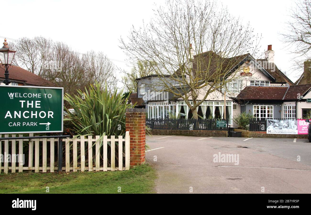 La chaîne de pub/restaurants Hungry Horse est l'un des groupes britanniques dont l'avenir est aujourd'hui menacé en raison de la propagation du coronavirus. La survie à long terme du pub, du restaurant et de l'industrie du divertissement du Royaume-Uni est menacée après que le premier ministre Boris Johnson a dit aux Britanniques d'éviter les pubs, clubs, restaurants et théâtres dans le fightback national contre le coronavirus. Banque D'Images