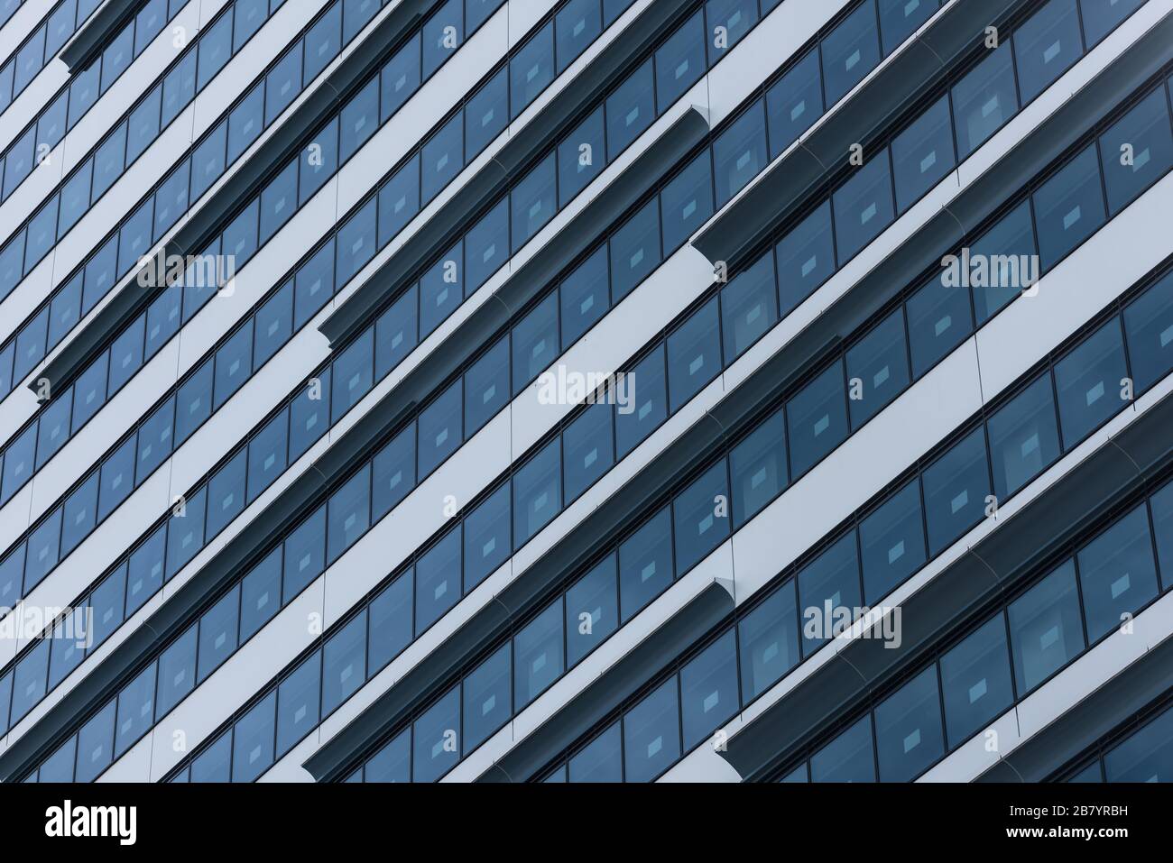 vue rapprochée de l'extérieur moderne du bâtiment de bureaux Banque D'Images