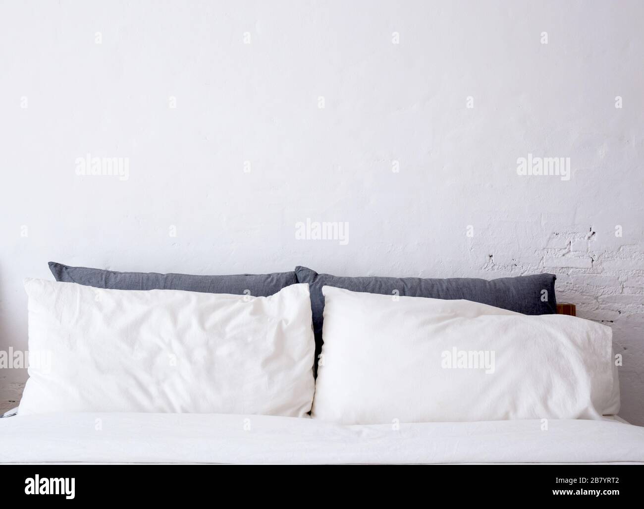 Sur l'oreiller blanc décoration de lit dans la chambre de l'intérieur. Banque D'Images