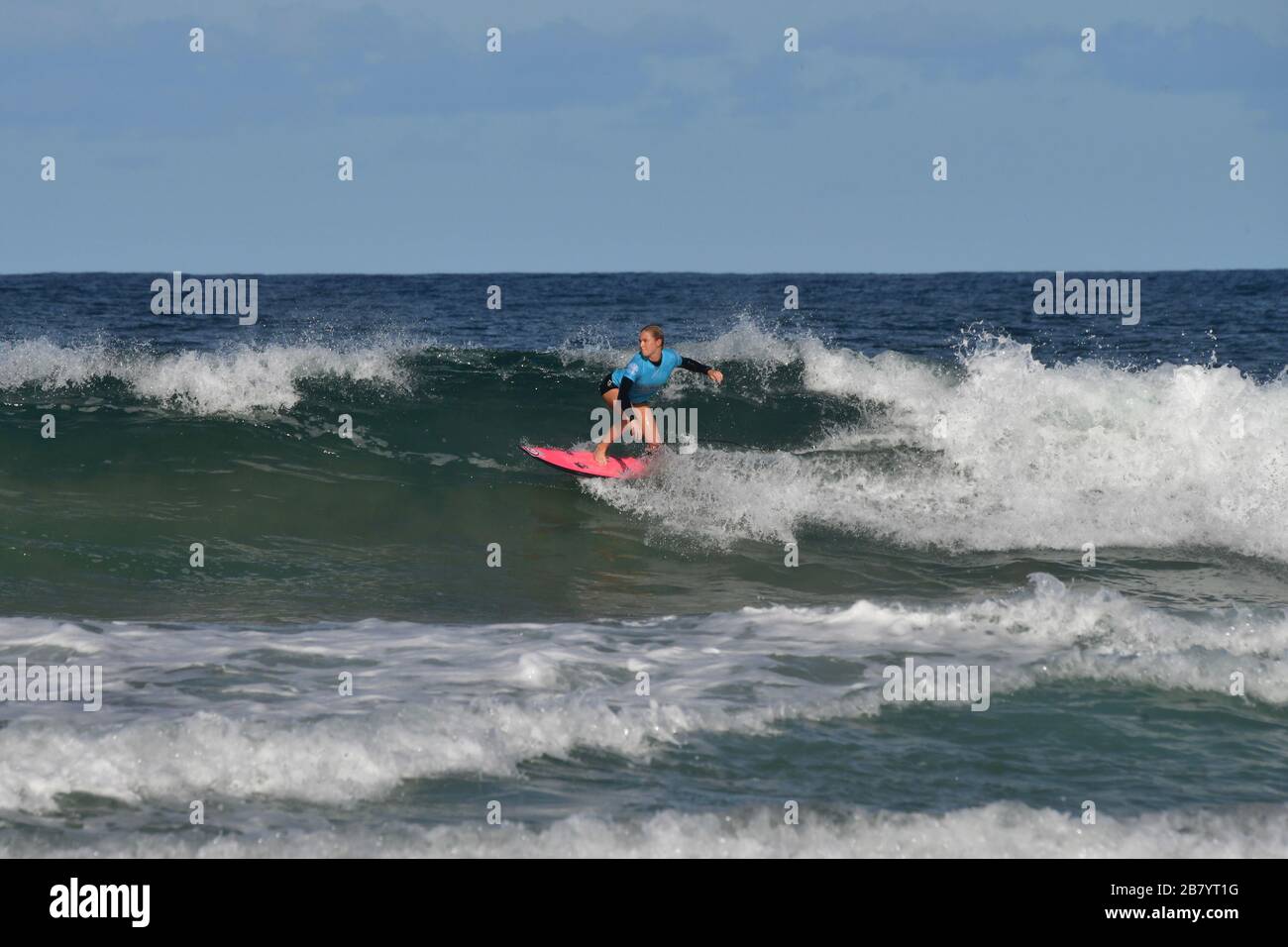 Alyssa Spencer en action dans le Sydney Surf Pro 2020 Banque D'Images
