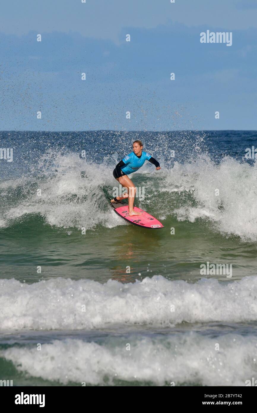 Alyssa Spencer en action dans le Sydney Surf Pro 2020 Banque D'Images