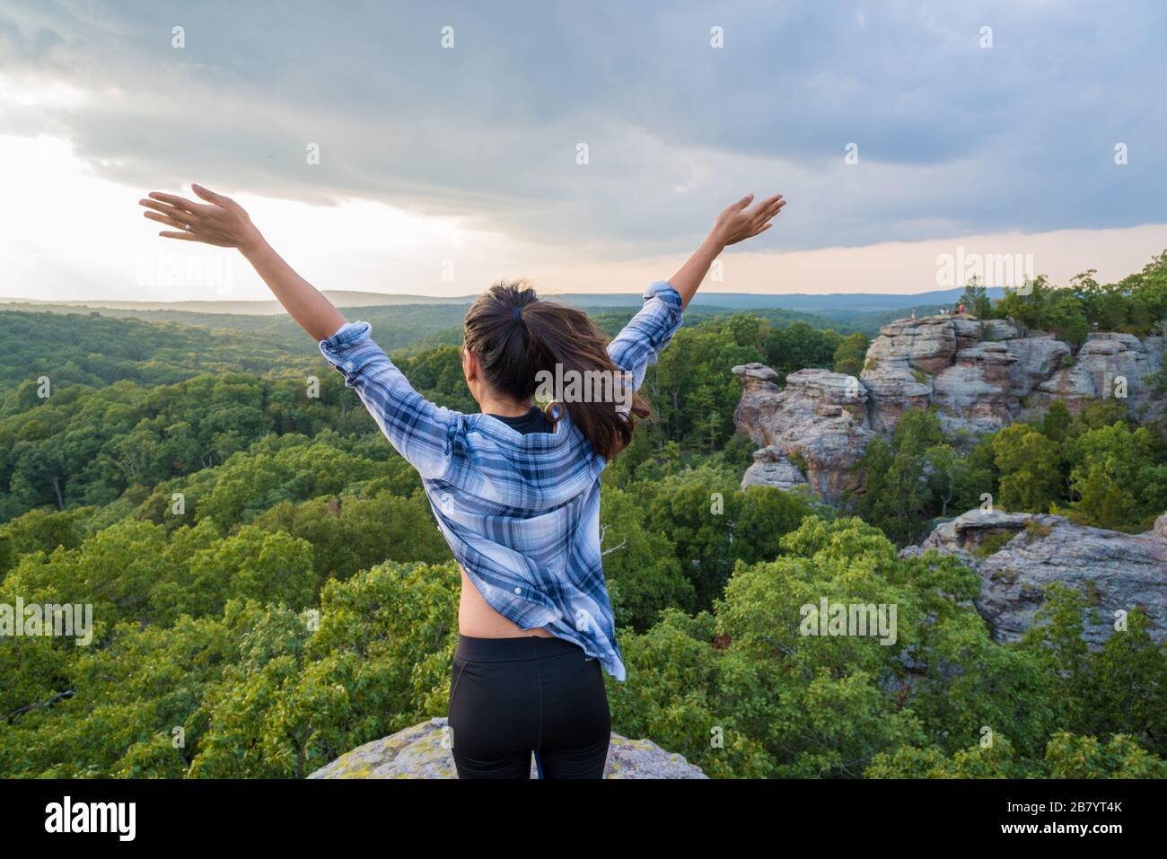 Femme bénéficiant de la vue magnifique sur le jardin des dieux à Shawnee National Forest Illinois États-Unis Banque D'Images