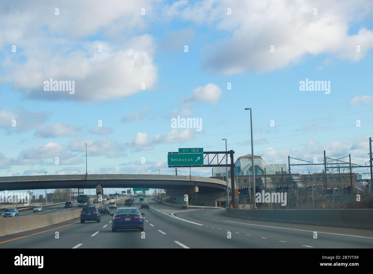 Secaucus, NJ / États-Unis 28 novembre 2019 : signalisation routière pour la sortie 15 X sur la I-95 nord. Cela conduit à Secaucus Junction du New Jersey Transit. Banque D'Images