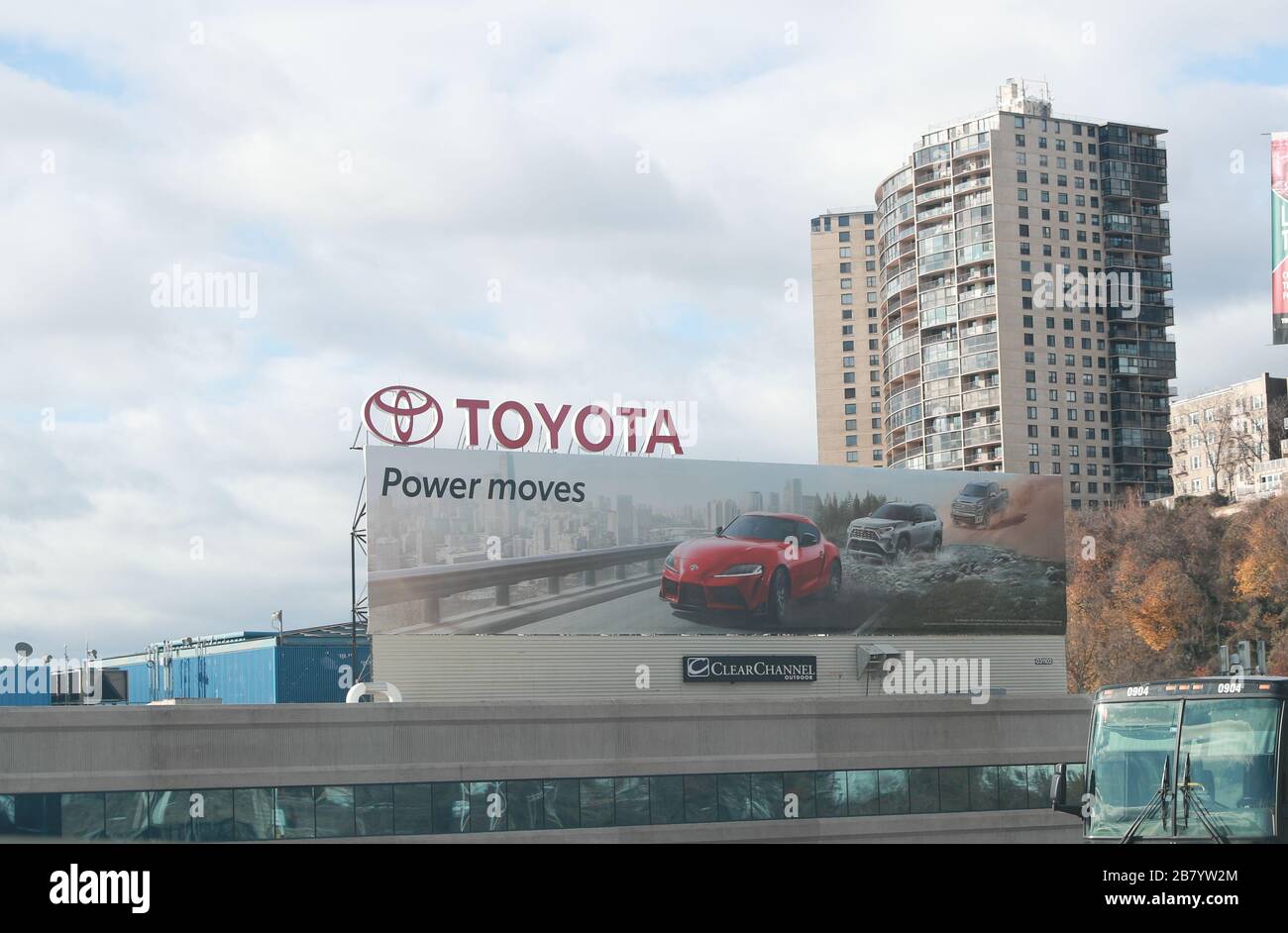 Weehawken, NJ / USA 28 novembre 2019: Un panneau publicitaire de Toyota Motor Corporation près de l'entrée du tunnel Lincoln. Banque D'Images