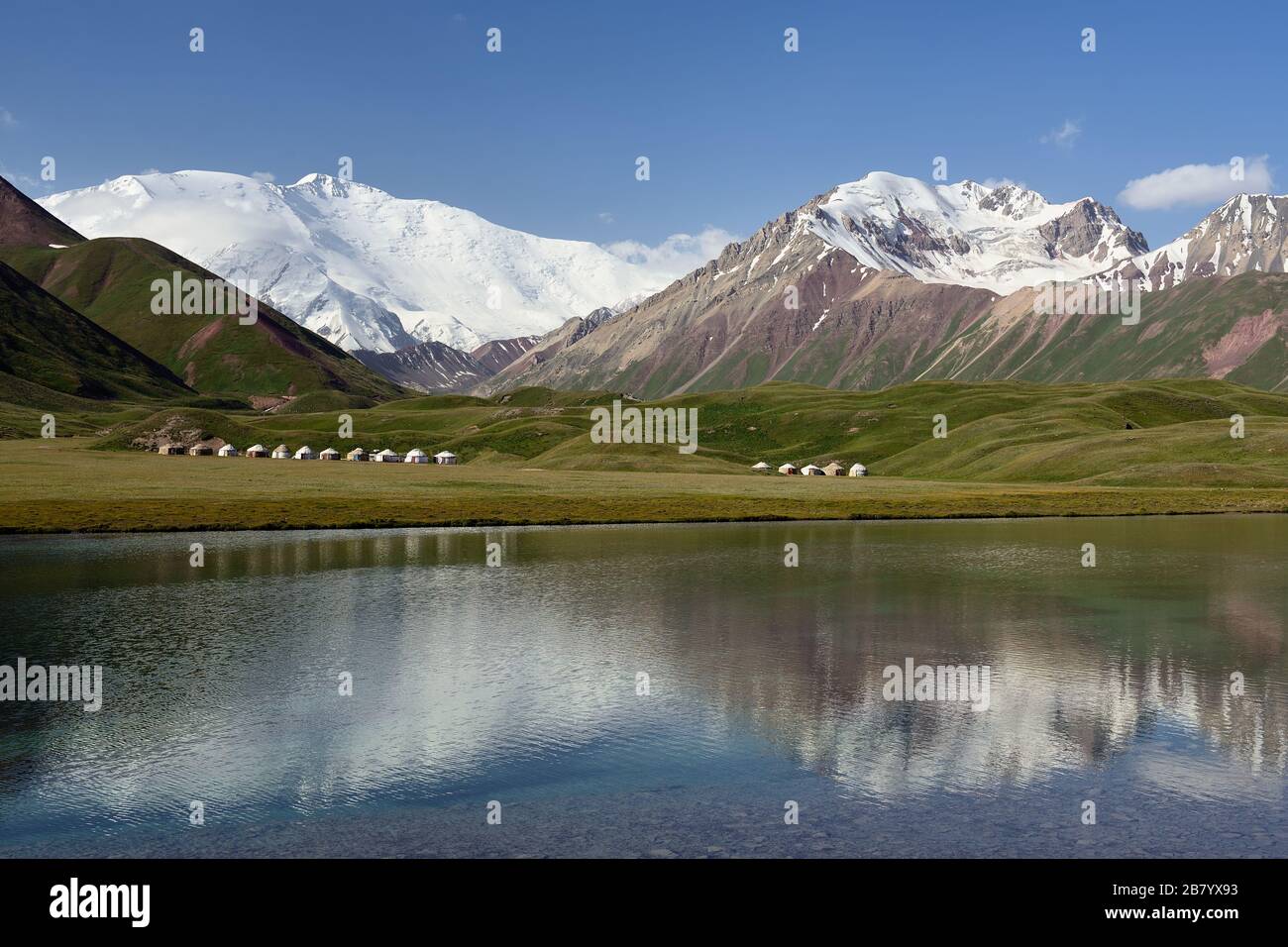 Les belles montagnes de Pamir, la destination de trekking. Vue sur le lac Tulpar et Lénine Peak, Kirghizstan, Asie centrale. Banque D'Images