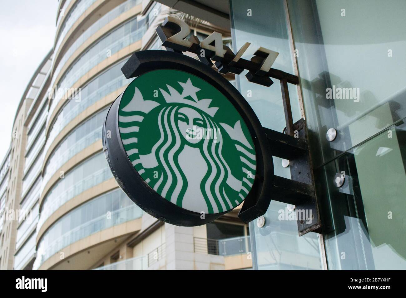 Beyrouth, Liban. 18 mars 2020. Une maison de café Starbucks à Beyrouth est fermée aux clients pendant la crise sanitaire du coronavirus. Les autorités locales libanaises ont informé le public qu'elles devraient éviter tout contact avec les autres pour freiner la propagation du coronavirus. Crédit: amer ghazzal/Alay Live News Banque D'Images