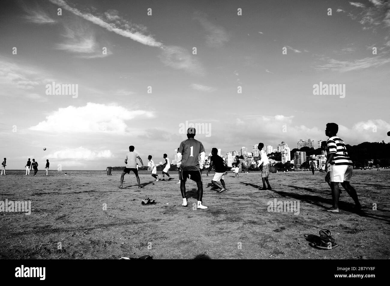 Adolescents jouant au football sur la plage, Chowpatty, Girgaon, Bombay, Maharashtra, Inde, Asie Banque D'Images