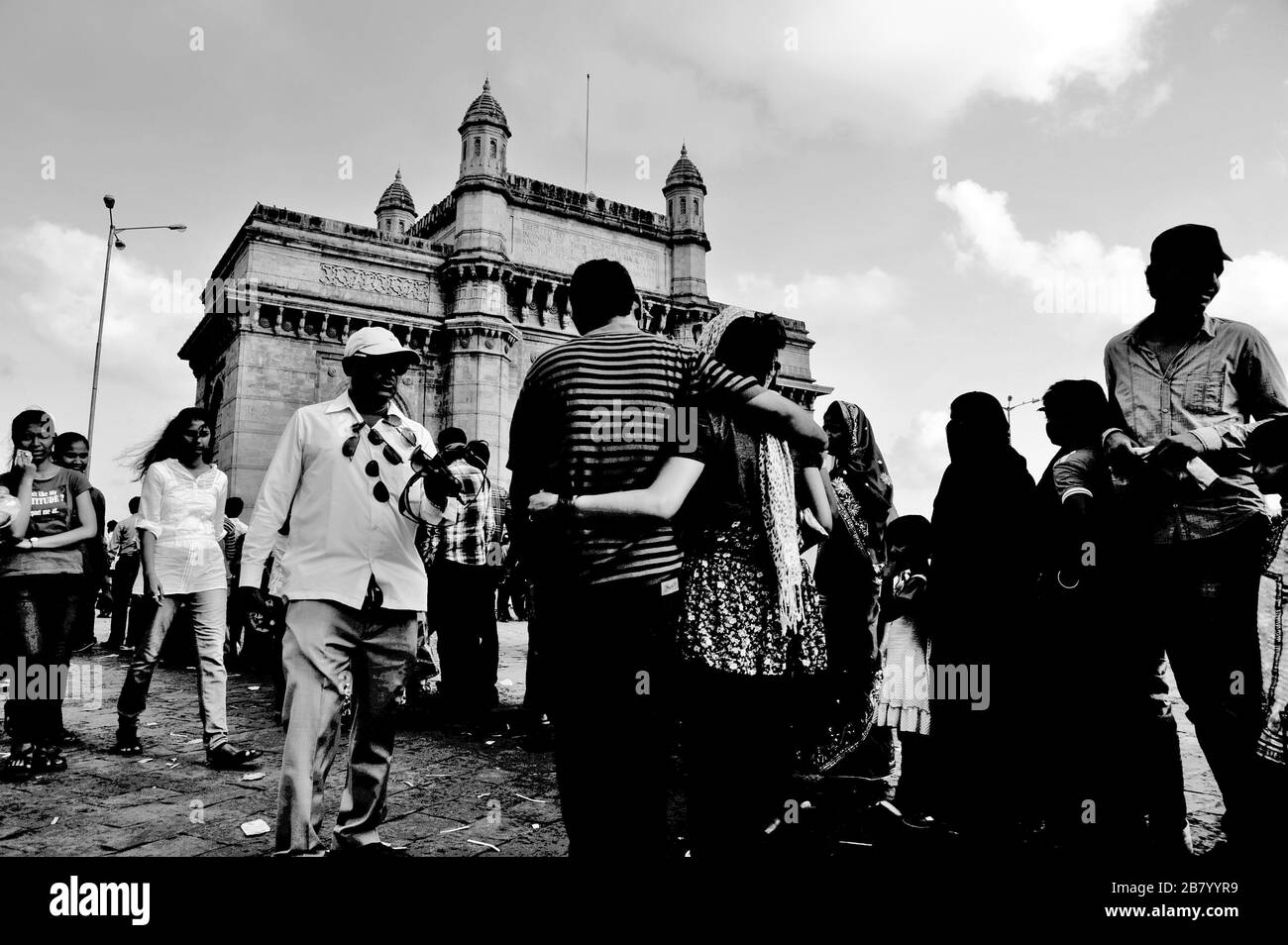 Couple, porte d'entrée de l'Inde, Apollo Bunder, Colaba, Bombay, Maharashtra, Inde, Asie Banque D'Images Couple, porte d'entrée de l'Inde, Apollo Bunder, Colaba, Bombay, Maharashtra, Inde, Asie Banque D'Images