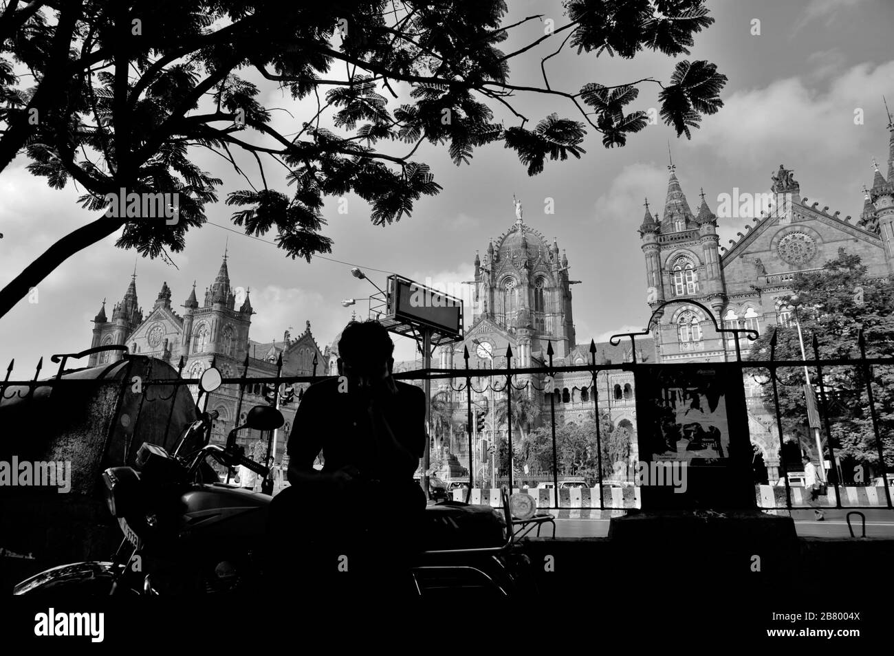 Homme en moto, Victoria Terminus, VT, Chhatrapati Shivaji Maharaj Terminus, CST, site du patrimoine mondial de l'UNESCO, Bori Bunder, Bombay, Inde Banque D'Images