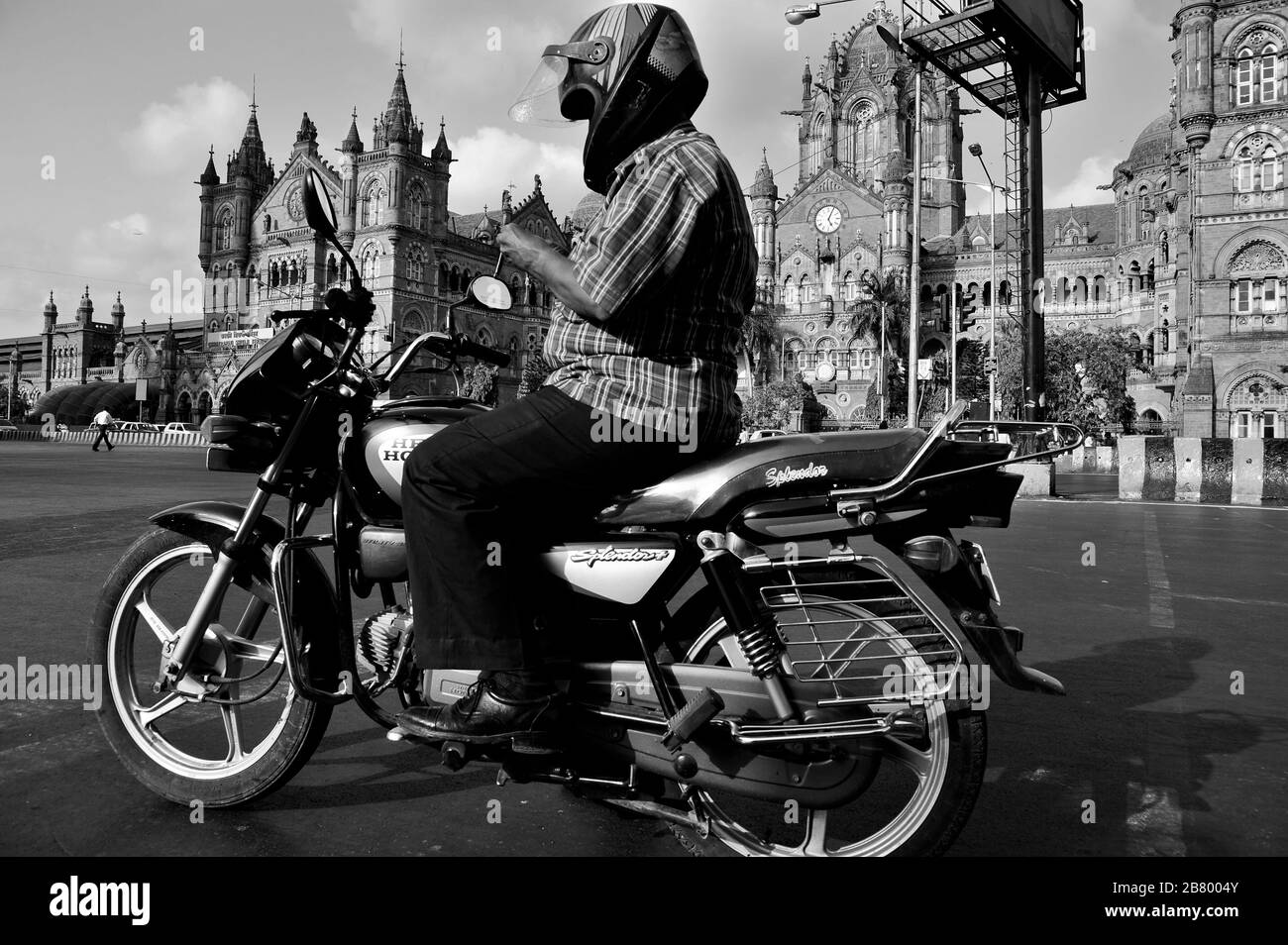 Homme en moto, Victoria Terminus VT, Chhatrapati Shivaji Maharaj Terminus CST, site du patrimoine mondial de l'UNESCO, Bori Bunder, Bombay, Inde Banque D'Images