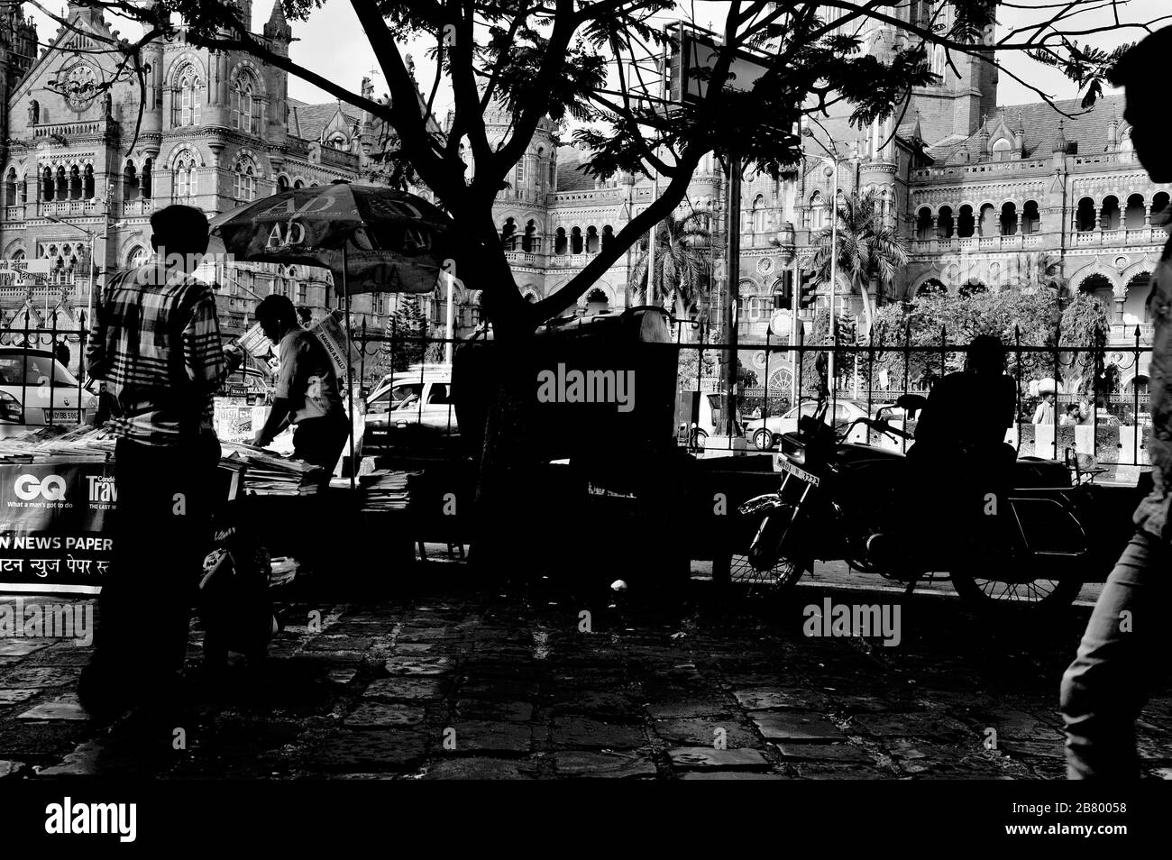 Homme en moto, Victoria Terminus, VT, Chhatrapati Shivaji Maharaj Terminus, CST, site du patrimoine mondial de l'UNESCO, Bori Bunder, Bombay, Inde Banque D'Images