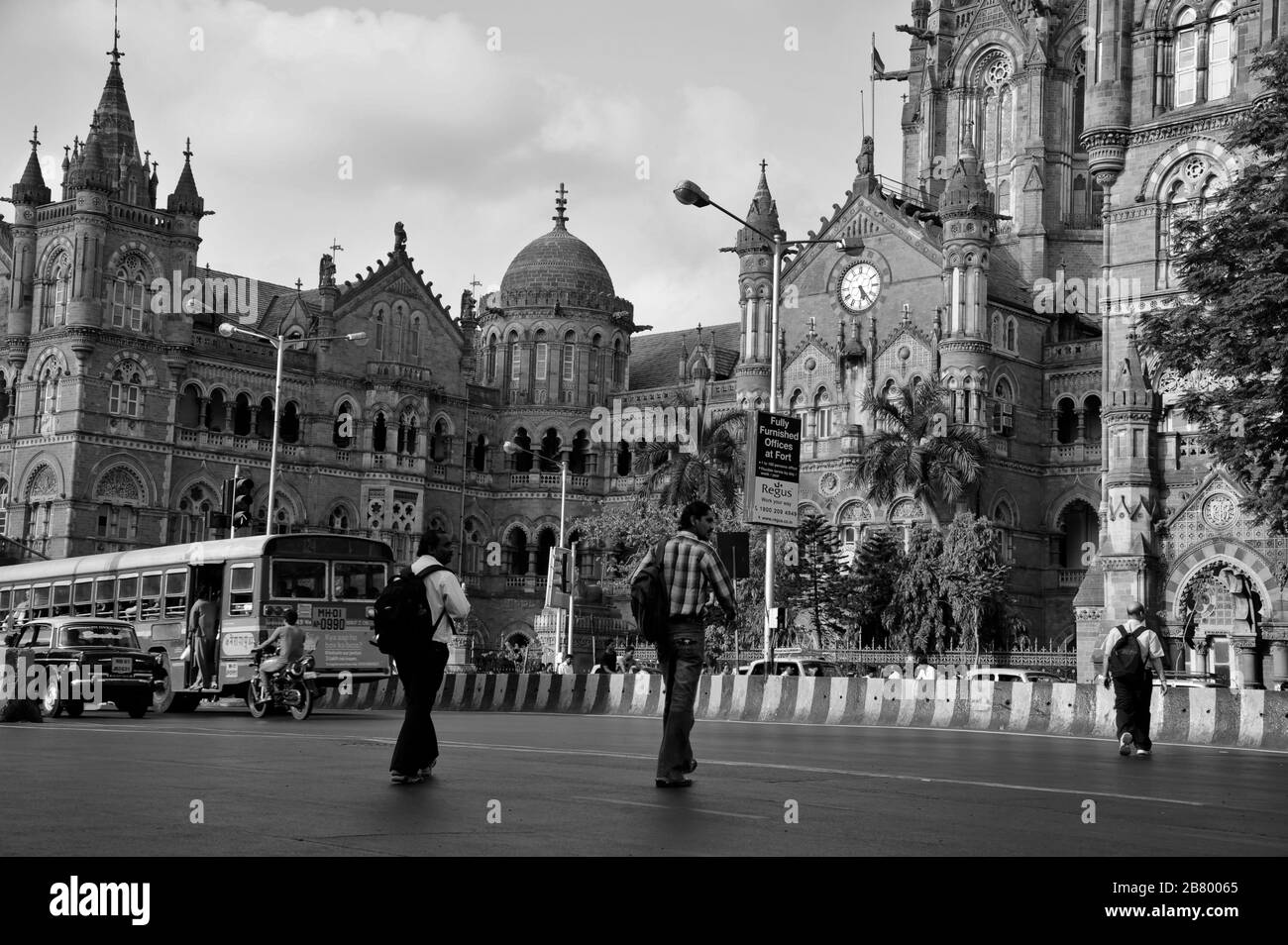 Hommes traversant la route, Victoria Terminus VT, Chhatrapati Shivaji Maharaj Terminus CST, site du patrimoine mondial de l'UNESCO, Bori Bunder, Bombay, Inde Banque D'Images