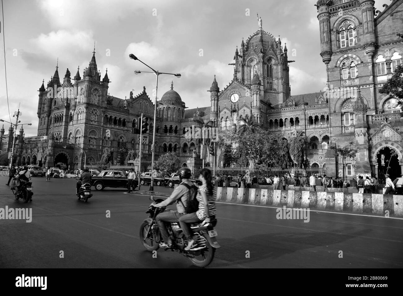 Couple moto Victoria Terminus VT, Chhatrapati Shivaji Maharaj Terminus CST, site du patrimoine mondial de l'UNESCO, Bori Bunder, Bombay, Mumbai, Inde Banque D'Images