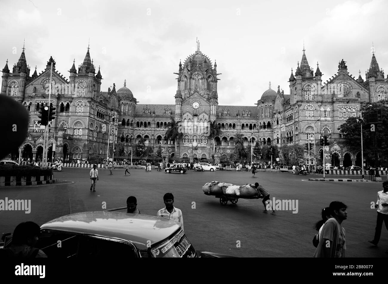 Homme poussant à la main, Victoria Terminus VT, Chhatrapati Shivaji Maharaj Terminus CST, site du patrimoine mondial de l'UNESCO, Bori Bunder, Bombay, Inde Banque D'Images