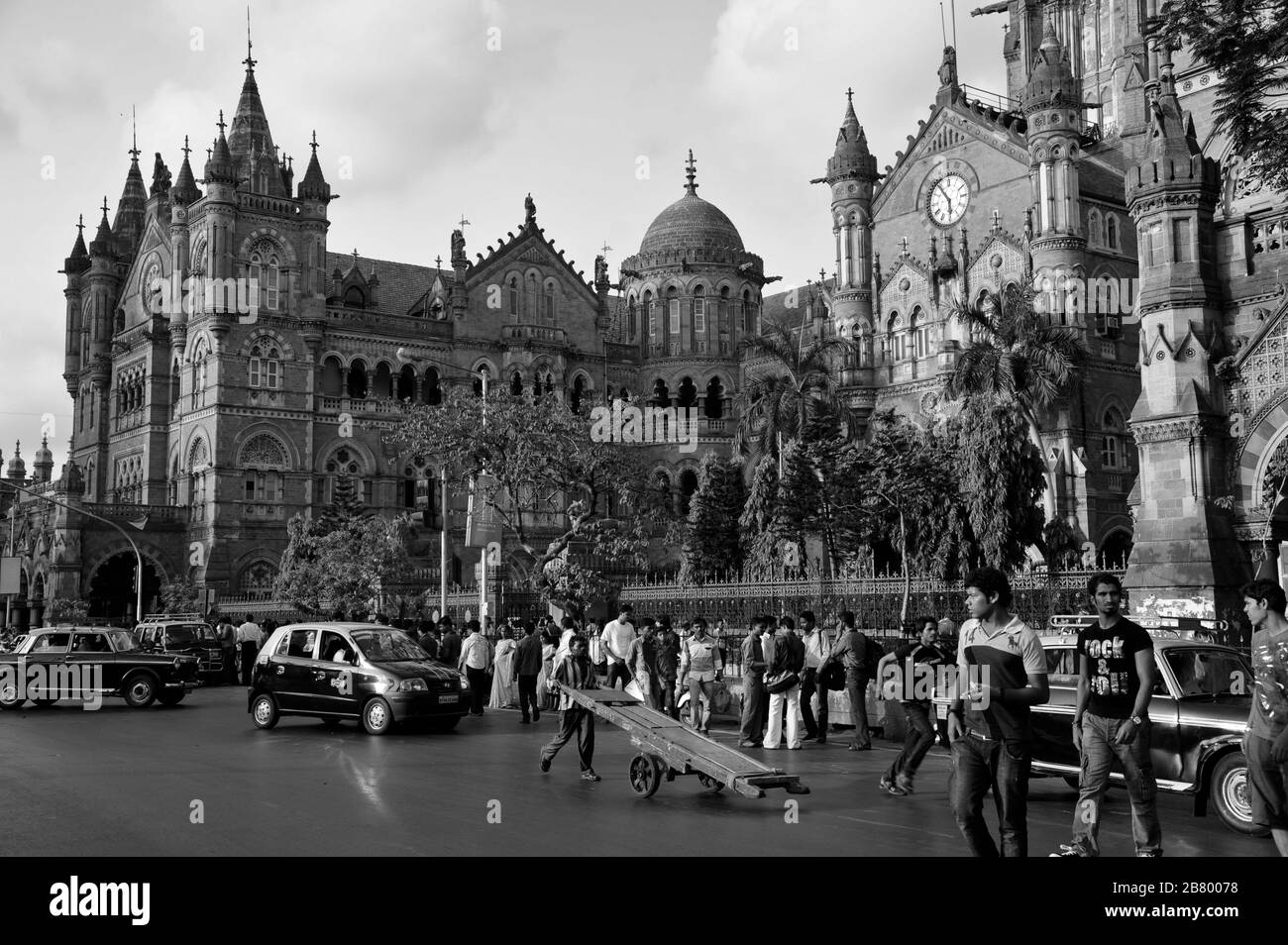 Homme poussant à la main, Victoria Terminus VT, Chhatrapati Shivaji Maharaj Terminus CST, site du patrimoine mondial de l'UNESCO, Bori Bunder, Bombay, Inde Banque D'Images